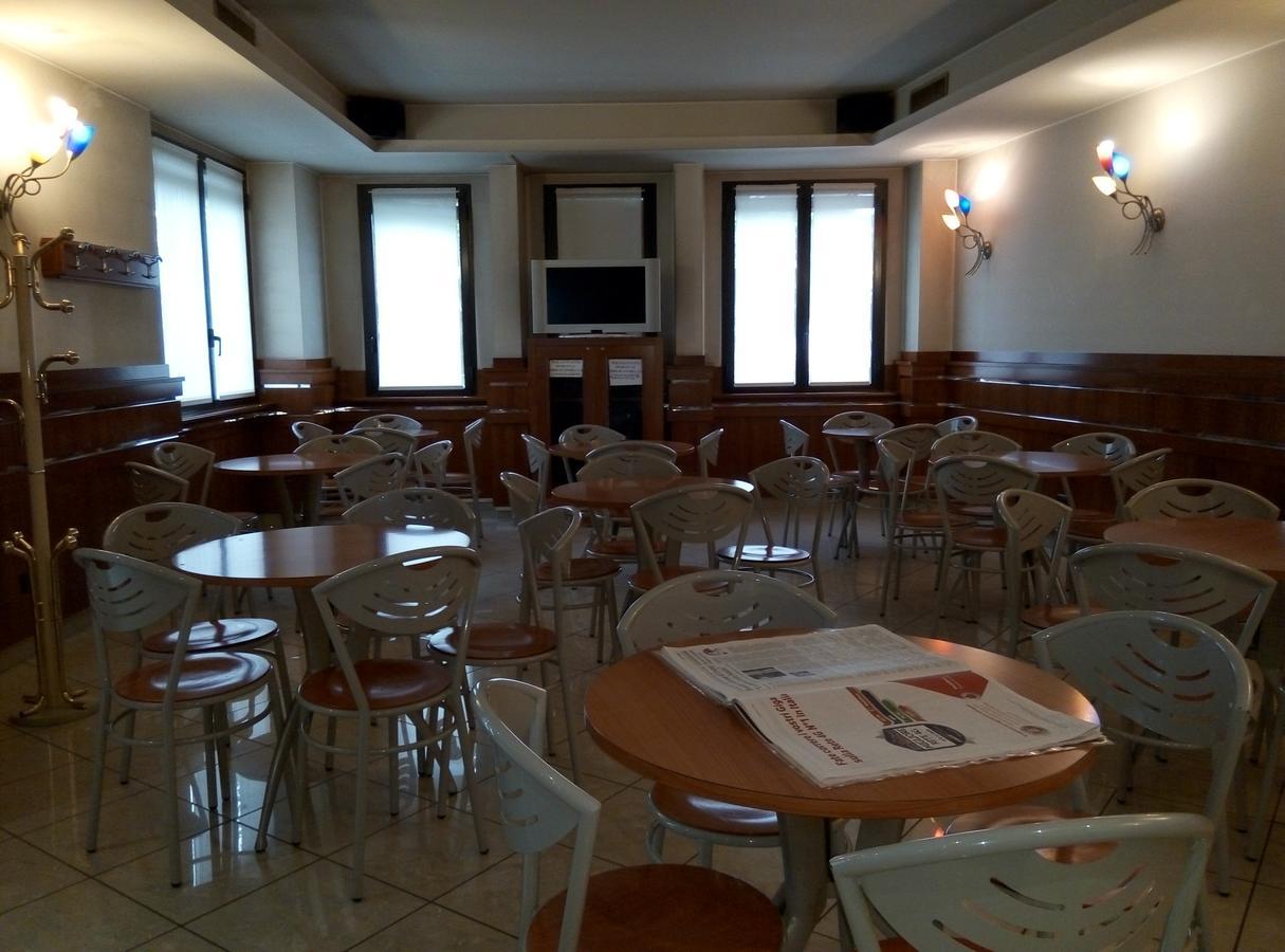 Hotel Cristallo โนวารา ภายนอก รูปภาพ