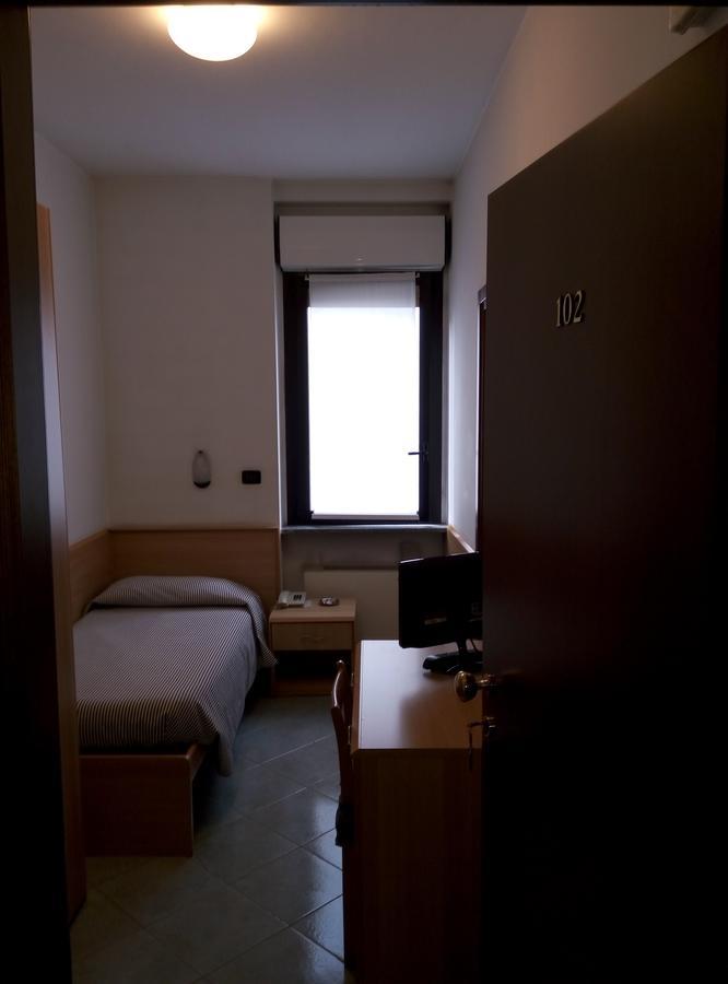 Hotel Cristallo โนวารา ภายนอก รูปภาพ