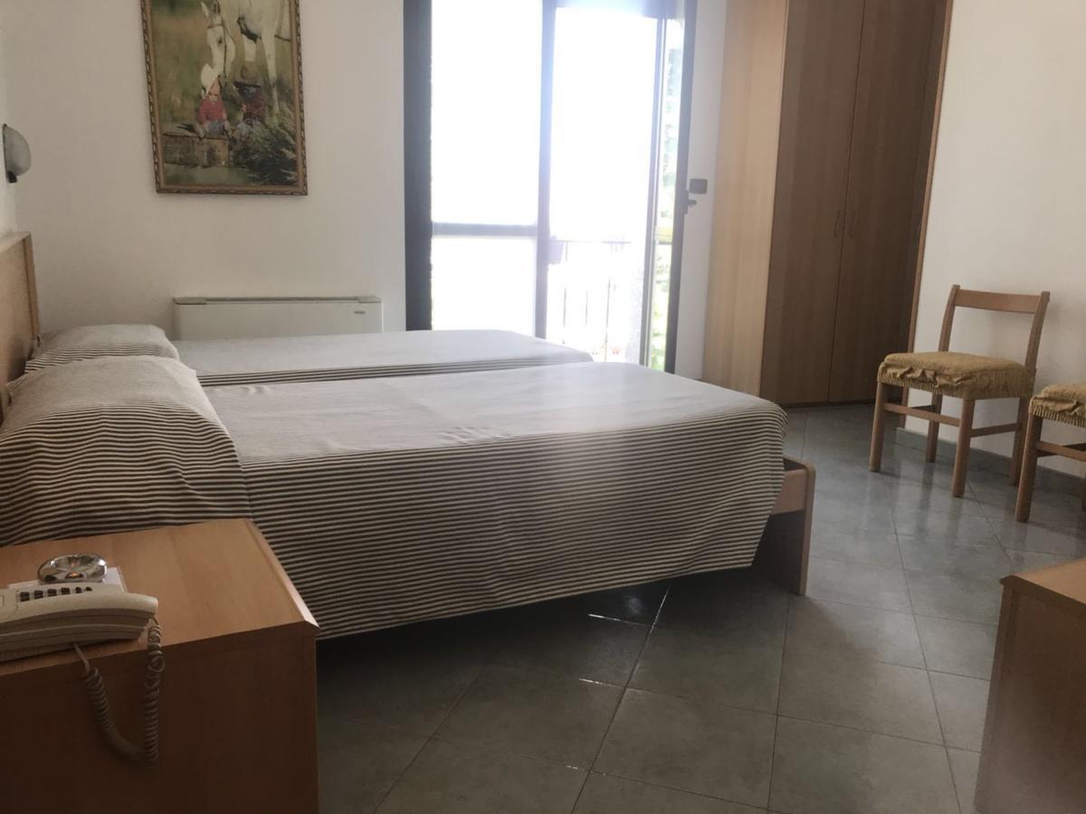 Hotel Cristallo โนวารา ภายนอก รูปภาพ